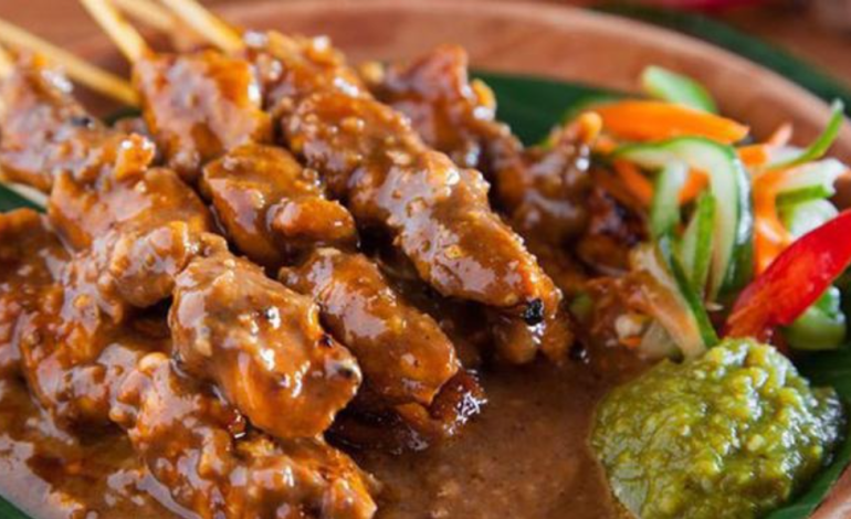 Sate Khas Madura Dengan Bumbu Kacang Gurih dan Kental