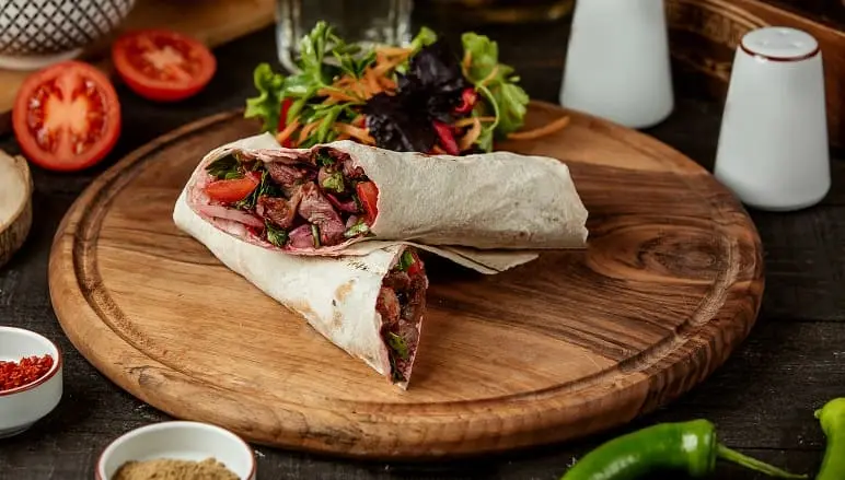 Kebab Khas Turki Yang Unik Menggunakan Pedang Pengirisan dagingnya